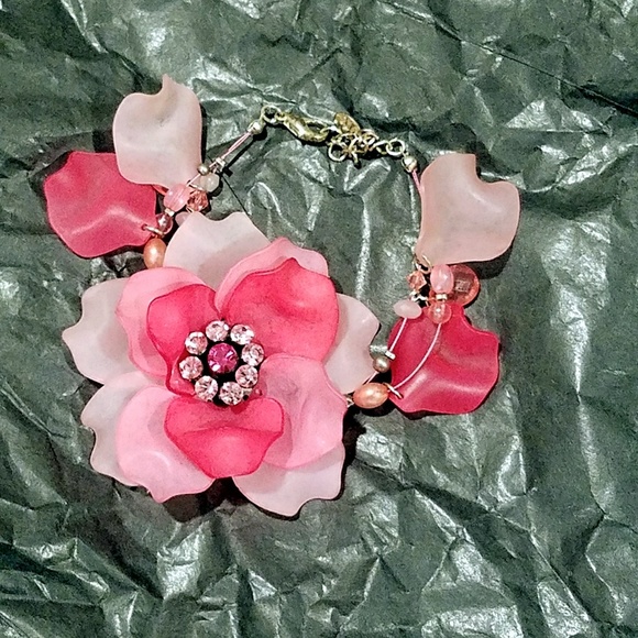 NWT Flower & Petals Adjustable Bracelet - Picture 1 of 4